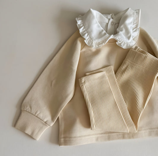 Butter yellow sweatshirt ve fitilli tayt takımı kombin.