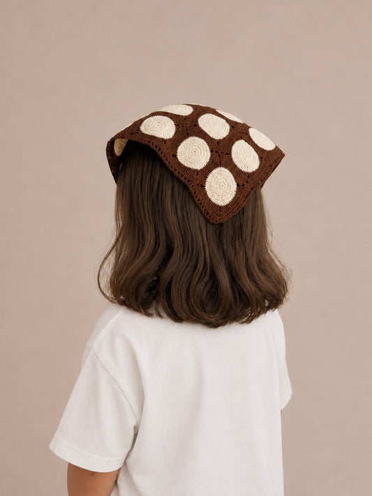 Little Avelin Hazel Dots dantel saç bandanası takan kız çocuk.