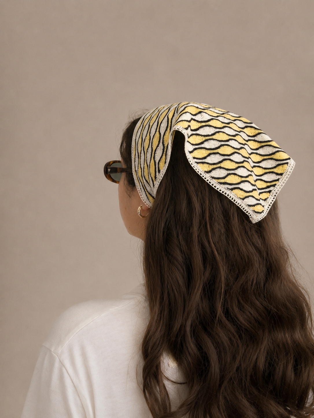 Little Avelin Butter Waves dantel saç bandanası takan kadın model.