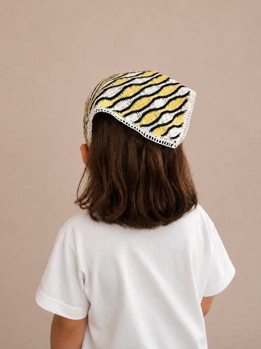 Little Avelin Butter Waves dantel saç bandanası takan kız çocuk.