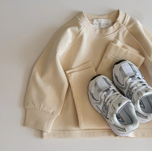 Butter yellow sweatshirt ve fitilli tayt takımı ön görünüm.