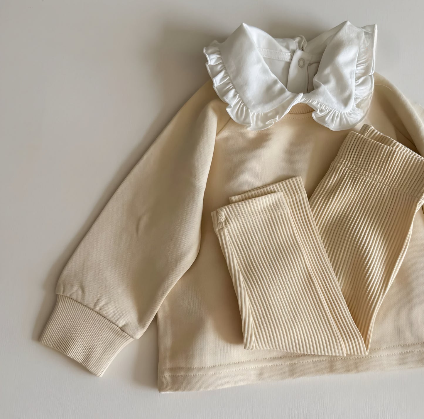 Butter yellow sweatshirt ve fitilli tayt takımı kombin.