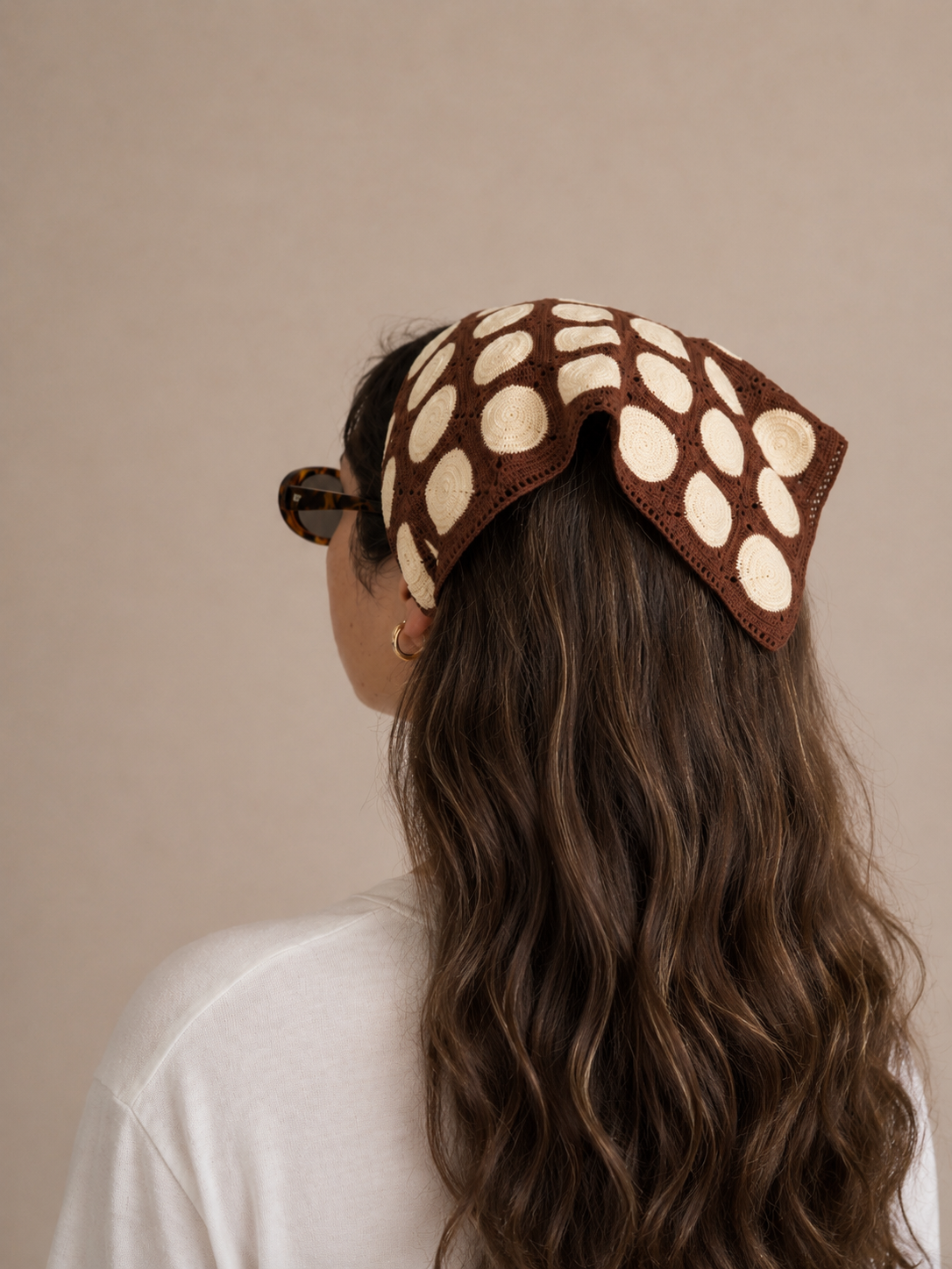 Little Avelin Hazel Dots dantel saç bandanası takan kadın model.