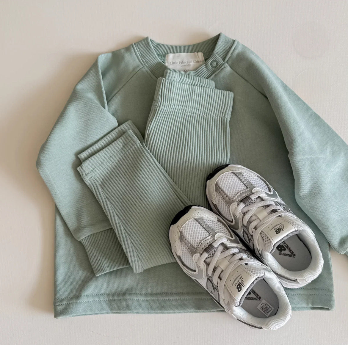 Mint sweatshirt ve fitilli tayt takımı ön görünüm.