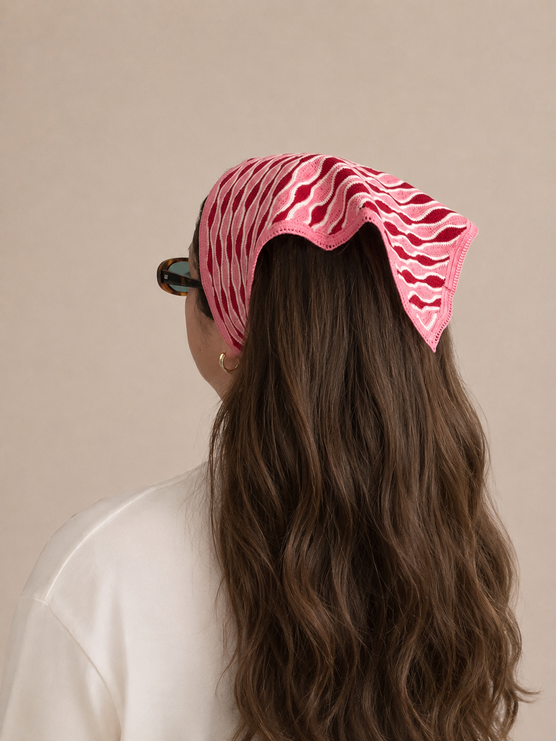 Little Avelin Rosie Waves dantel saç bandanası takan kadın model.