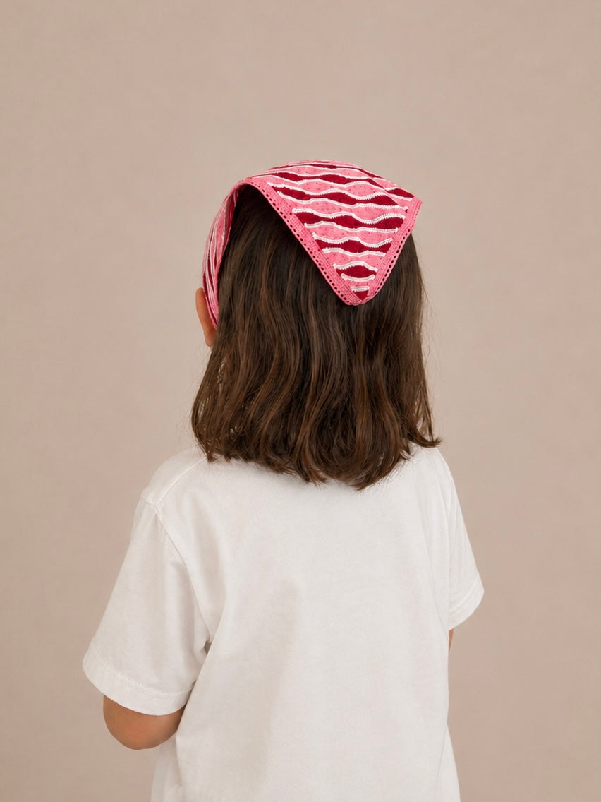 Little Avelin Rosie Waves dantel saç bandanası takan kız çocuk.