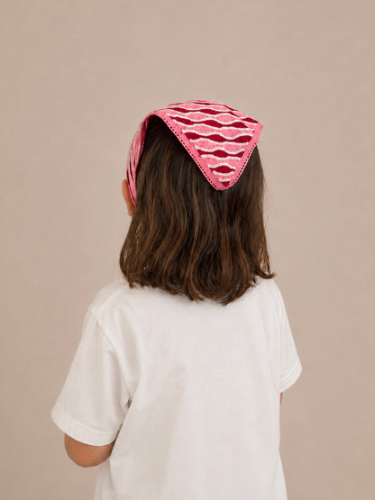 Little Avelin Rosie Waves dantel saç bandanası takan kız çocuk.