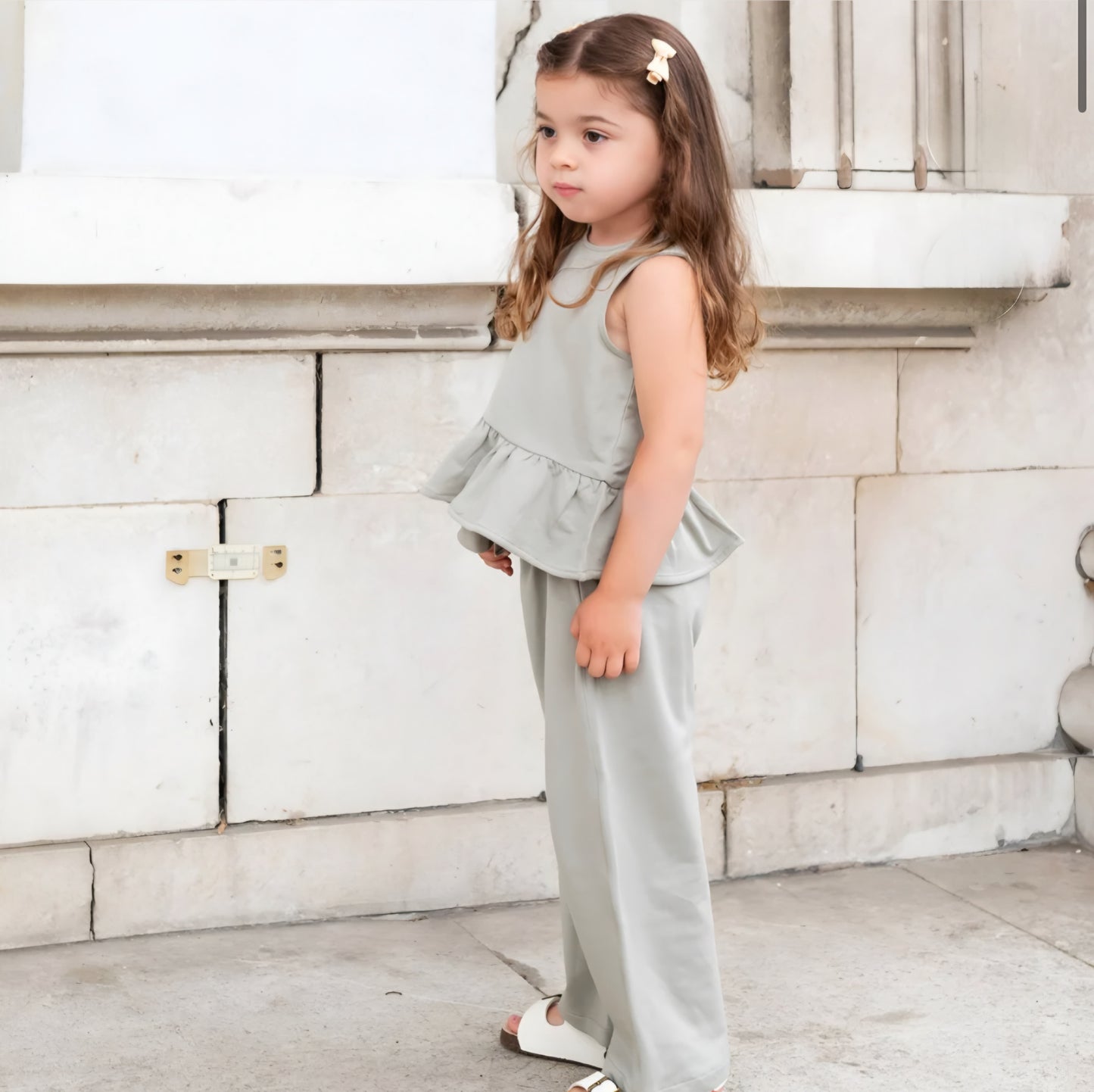 Zeytin yeşili peplum takım çocuk üzerinde.